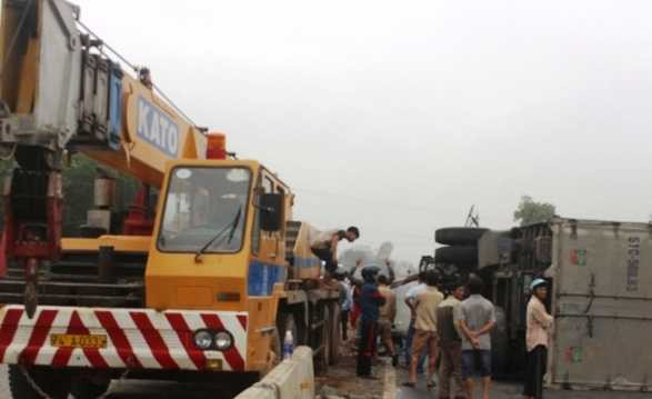 Chiếc xe cẩu được điều động đến để di chuyển chiếc xe gặp tai nạn để đảm bảo lưu thông trên quốc lộ 1A.