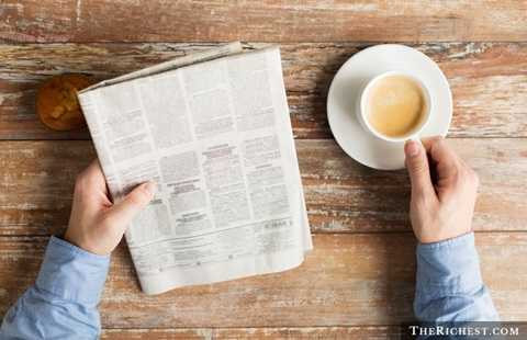 Báo giấy. Những tờ báo số ra hàng ngày thời trước đã gần như bị thay thế hoàn toàn bởi báo điện tử. Báo giấy mất nhiều công đoạn để chuẩn bị, từ khâu nội dung đến khâu in ấn và khó có thể thay đổi một khi đã lên kệ. Tuy nhiên, Báo điện tử qua mạng Internet thì hoàn toàn khác: nhanh chóng, cập nhật và mọi lúc mọi nơi, trên mọi thiết bị Báo giấy. Những tờ báo số ra hàng ngày thời trước đã gần như bị thay thế hoàn toàn bởi báo điện tử. Báo giấy mất nhiều công đoạn để chuẩn bị, từ khâu nội dung đến khâu in ấn và khó có thể thay đổi một khi đã lên kệ. Tuy nhiên, Báo điện tử qua mạng Internet thì hoàn toàn khác: nhanh chóng, cập nhật và mọi lúc mọi nơi, trên mọi thiết bị