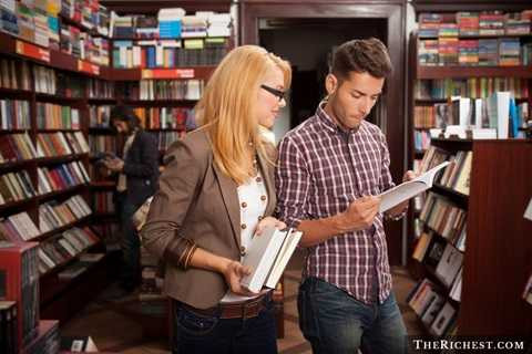 Cửa hàng băng đĩa nhạc và cửa hàng sách. Nhạc số - Ebooks là những gì chúng ta thường quen ở xã hội hiện nay. Giống như báo giấy, sách in cũng đang dần mất đi vị thế của mình. Một phần cũng bởi lẽ Ebooks - sách điện tử quá tiện dụng và nhanh chóng truy cập khiến sách in không thể cạnh tranh và kéo theo đó là sự biến mất của những cửa hàng khổng lồ. Tương tự thế, nhạc số cũng dần thay thế các băng đĩa nhạc và đầu đĩa thông thường Cửa hàng băng đĩa nhạc và cửa hàng sách. Nhạc số - Ebooks là những gì chúng ta thường quen ở xã hội hiện nay. Giống như báo giấy, sách in cũng đang dần mất đi vị thế của mình. Một phần cũng bởi lẽ Ebooks - sách điện tử quá tiện dụng và nhanh chóng truy cập khiến sách in không thể cạnh tranh và kéo theo đó là sự biến mất của những cửa hàng khổng lồ. Tương tự thế, nhạc số cũng dần thay thế các băng đĩa nhạc và đầu đĩa thông thường