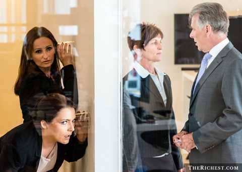 Sự mất tập trung. Mạng xã hội, giải trí online, nhạc số online hay các dịch vụ game online ... dường như tốn quá nhiều thời gian của mọi người. Chính vì thế, họ không còn thì giờ để lo cho các công việc khác như tán gẫu, nói chuyện với mọi người, ra xã hội hay thậm chí là ít thời gian tiếp xúc với người thân trong gia đình Sự mất tập trung. Mạng xã hội, giải trí online, nhạc số online hay các dịch vụ game online ... dường như tốn quá nhiều thời gian của mọi người. Chính vì thế, họ không còn thì giờ để lo cho các công việc khác như tán gẫu, nói chuyện với mọi người, ra xã hội hay thậm chí là ít thời gian tiếp xúc với người thân trong gia đình