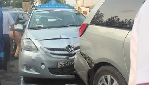 Các phương tiện bị hư hỏng.