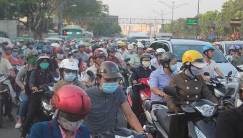 5 ôtô 'dính' chặt sau tai nạn liên hoàn, phố Sài Gòn kẹt cứng