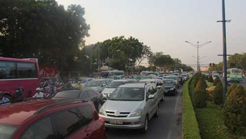 Tai nạn khiến giao thông qua khu vực kẹt xe kéo dài.