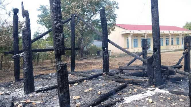 Nhà rông làng Yang Kroong bị thiêu rụi, chỉ trơ lại các hàng cột gỗ - Ảnh: B.D
