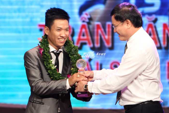 Công Phượng thắng Tuấn Anh, Duy Mạnh, giành danh hiệu cầu thủ trẻ xuất sắc nhất 2015