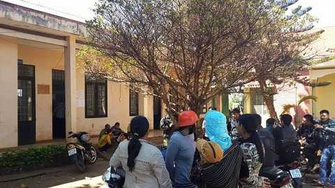 Gia đình đang đợi các nam thanh niên tại trụ sở Công an Gia đình đang đợi các nam thanh niên tại trụ sở Công an