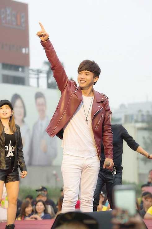 Hồ Quang Hiếu hát và nhảy cực 'sung'.