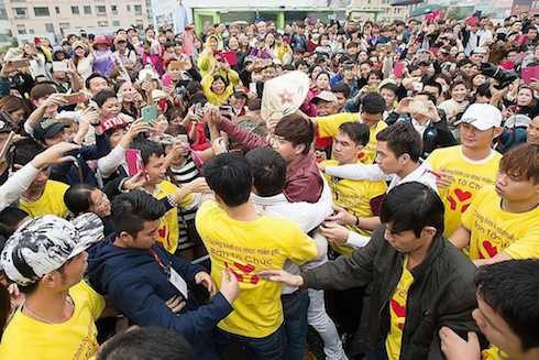 Hồ Quang Hiếu bị fan cuồng vây kín.