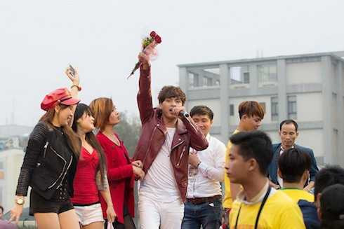 Hồ Quang Hiếu bị fan cuồng vây kín.