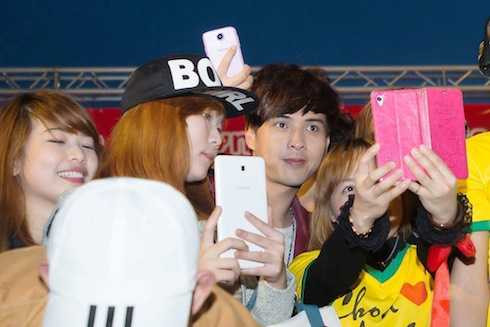 Hồ Quang Hiếu bị fan cuồng vây kín.