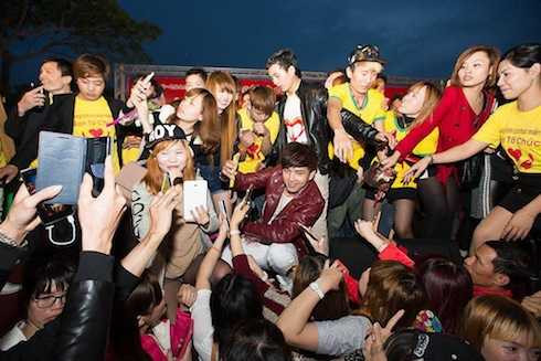 Hồ Quang Hiếu bị fan cuồng vây kín.24