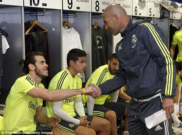 Zidane làm HLV trưởng Real