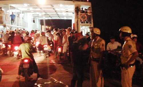 Phà Cát Lái một phen hỗn loạn, gián đoạn hoạt động vì kẻ ngáo đá làm loạn.