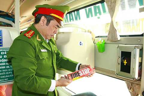 Kể từ ngày 6/1/2016, các loại xe du lịch từ 4-9 chỗ ngồi bắt buộc phải có một bình cứu hỏa, thuộc một trong những chủng loại sau: bình bột dưới 4 kg, bình bọt dưới 5 lít, bình nước với chất phụ gia chữa cháy dưới 5 lít hoặc bình khí CO2 chữa cháy dưới 4 kg.