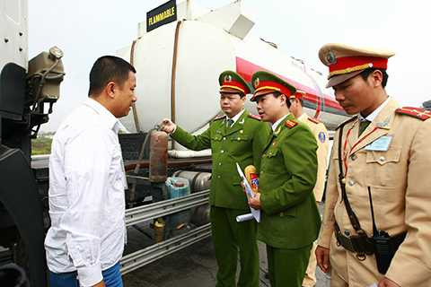 Trong sáng ngày 6/1, Cục Cảnh sát Phòng cháy, Chữa cháy và Cứu hộ, Cứu nạn ra quân kiểm tra an toàn PCCC trên các phương tiện giao thông