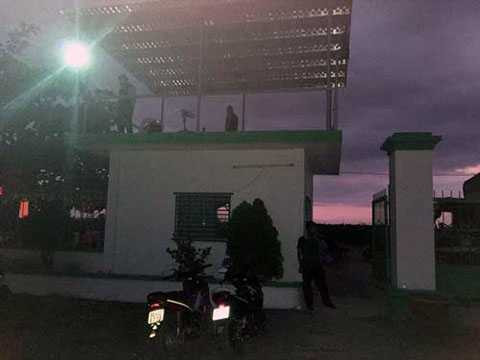 Bên ngoài trang trại thanh long được bảo vệ nghiêm ngặt Bên ngoài trang trại thanh long được bảo vệ nghiêm ngặt