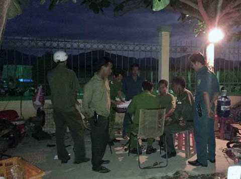 Cơ quan công an khám nghiệm hiện trường tới chiều tối mới xong Cơ quan công an khám nghiệm hiện trường tới chiều tối mới xong