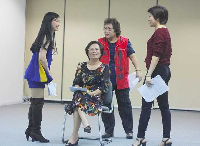 Minh Vượng tâm sự, chị mắc bệnh tiểu đường nhiều năm nay, mà người mắc bệnh này phải ăn uống, ngủ nghỉ đúng giờ. Đó là lý do chị không thể bất chấp sức khỏe đóng Táo quân.