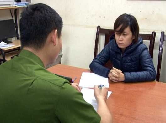 Cảnh sát làm việc với Lê Thị Huyền Trang. Ảnh: H.H.