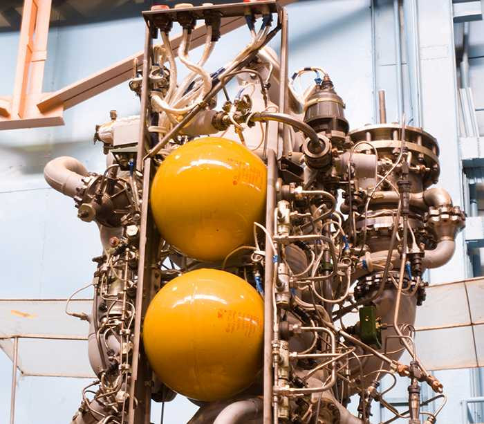 Động cơ RD 120 tầng 2 tên lửa Zenit 2-SB cũng có 2 khối cầu có kích thước tương tự 2 vật thể lạ phát hiện ở Việt Nam