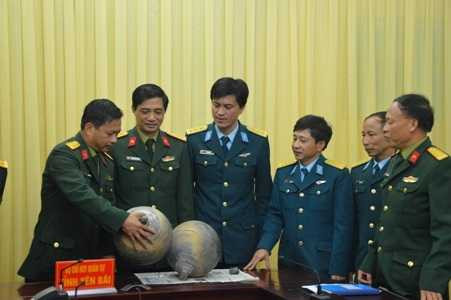 Các đơn vị chức năng tỉnh Yên Bái làm việc để đưa ra kết luận về hai vật thể lạ được người dân tìm thấy ngày 2/1 - Ảnh: Cổng TTĐT tỉnh Yên Bái