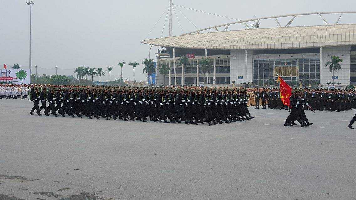 Ngoài các vũ khí tối tân, tham gia các hoạt động bảo vệ Đại hội Đảng 12 còn có các chiến sỹ thuộc các đội cảnh sát đặc nhiệm tinh nhuệ, nhanh nhạy.