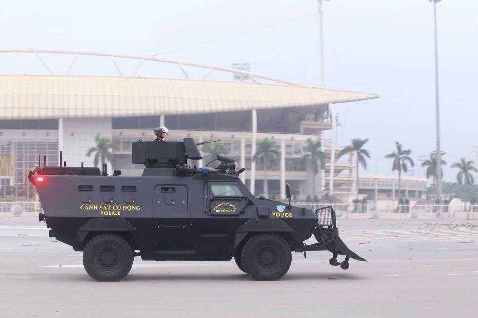 Ngoài ra còn có sự tham gia của các xe đặc chủng như chiếc xe bọc thép đặc chủng này được trang bị cho Cảnh sát cơ động và Cảnh sát đặc nhiệm làm nhiệm vụ phòng chống khủng bố, giải cứu con tin.