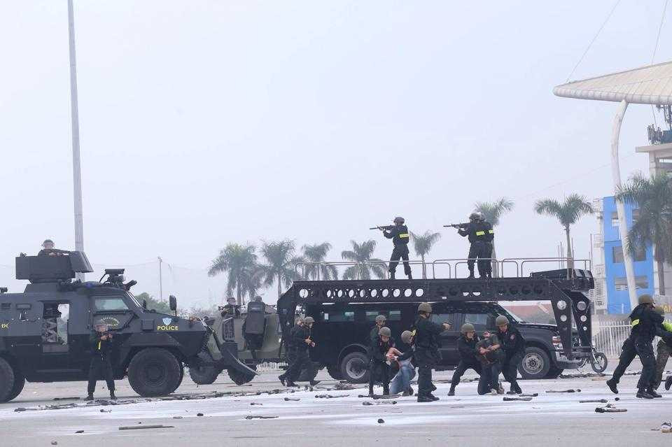 Chiếc xe Ford F550 Super Duty này được trang bị thêm nhiều tính năng vũ trang như hệ thống giáp bọc thép cấp độ B6, có thể phóng thang đôi với độ vươn 7,6 m tác chiến nhanh phục vụ công tác chống khủng bố tại sân bay, bến cảng, cao ốc...