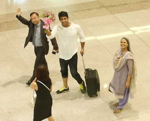 Siddharth Shukla là người đầu tiên ra khỏi máy bay. 