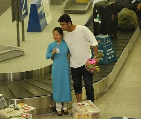 Siddharth Shukla là người đầu tiên ra khỏi máy bay. 