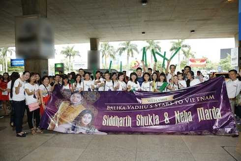 Siddharth Shukla là người đầu tiên ra khỏi máy bay. 