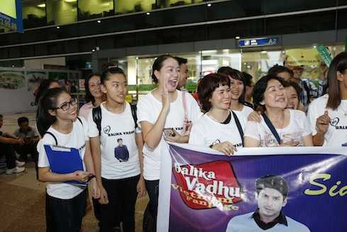 Khán giả Việt Nam xếp hàng dài đón hai diễn viên yêu thích.