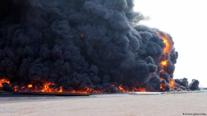 Một vụ tấn công khủng bố nhằm vào cơ sở lọc dầu ở Libya. (Ảnh: dw.com)