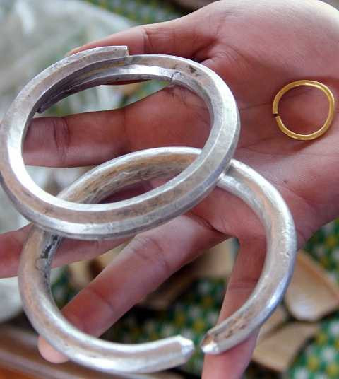 Một số vòng vàng và bạc gia đình giữ lại làm kỷ niệm