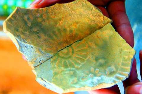 Mảnh vỡ từ chiếc hũ chứa vòng vàng, vòng bạc