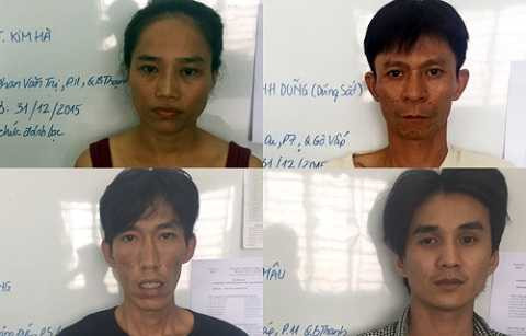 Các đối tượng cầm đầu đánh bạc tại cơ quan điều tra. Các đối tượng cầm đầu đánh bạc tại cơ quan điều tra.