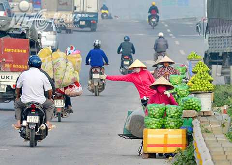Những người bán hàng rong vô tư ngồi trên mặt đường cao tốc, vẫy khách bất chấp hàng loạt biển cấm