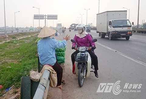 Không chỉ có người đi xe máy mà cả người đi <a href='https://vtcnews.vn/oto-xe-may.31.0.html' >ô tô</a>, xe tải vẫn vô tư dừng đỗ mua bán mặc cho dòng phương tiện đang chạy với tốc độ cao ùn ùn phía sau 