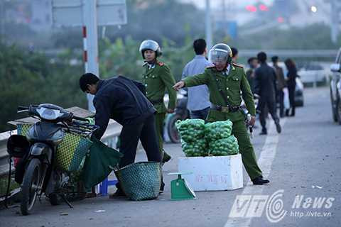 Lực lượng cảnh sát trật tự thường xuyên phải có mặt để nhắc nhở thậm chí tịch thu hàng hóa của các sạp bán rong.