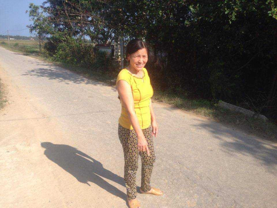 Chị Chính chỉ chỗ nhặt được chiếc ví da bên trong có hơn 40 triệu đồng.