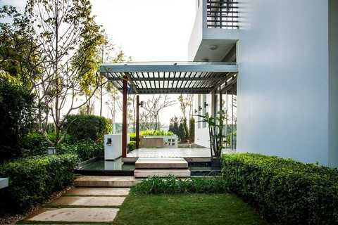 Gamuda Gardes nổi bật với mô hình sân trước vườn sau với các tiểu cảnh nước vừa mang lại sinh khí luân chuyển cho ngôi nhà, vừa hài hòa phong thủy cho gia chủ . Gamuda Gardes nổi bật với mô hình sân trước vườn sau với các tiểu cảnh nước vừa mang lại sinh khí luân chuyển cho ngôi nhà, vừa hài hòa phong thủy cho gia chủ .