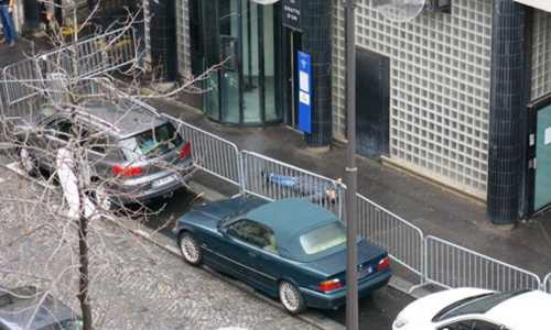 Hiện trường nơi kẻ mang bom giả bị bắn chết