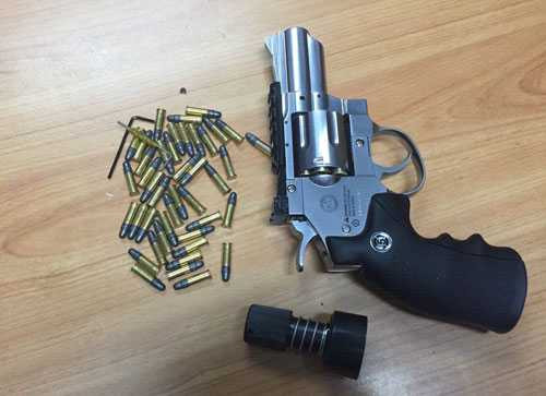 Tang vật súng, đạn thu giữ khi chuẩn bị lên máy bay