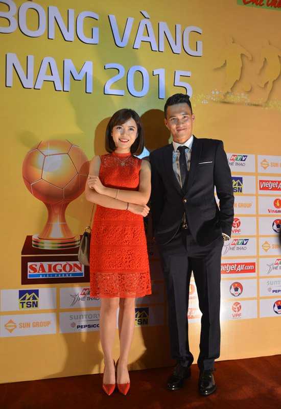 Công Vinh và MC Tú Linh tại lễ trao giải Quả bóng vàng Việt Nam 2015