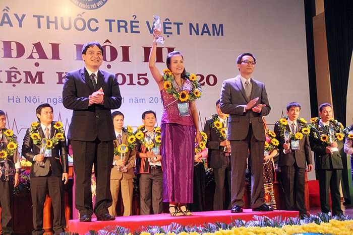 Phó Thủ tướng Vũ Đức Đam và Bí thư thứ nhất Trung ương Đoàn Nguyễn Đắc Vinh tuyên dương 30 thầy thuốc trẻ bám bản tiêu biểu