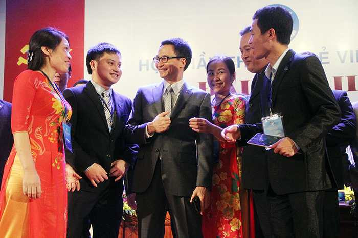 Phó Thủ tướng Vũ Đức Đam trò chuyện với các đại biểu Thầy thuốc trẻ