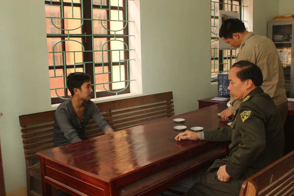 Tại cơ quan điều tra Chu Văn Cường giải thích mình chỉ là người cùng xóm với người tổ chức giết mổ, nấu cao khỉ. Mỗi lần sang chơi thấy người này giết hại nhiều khỉ thì chụp ảnh để khoe trên Facebook. (Ảnh: Dân trí)