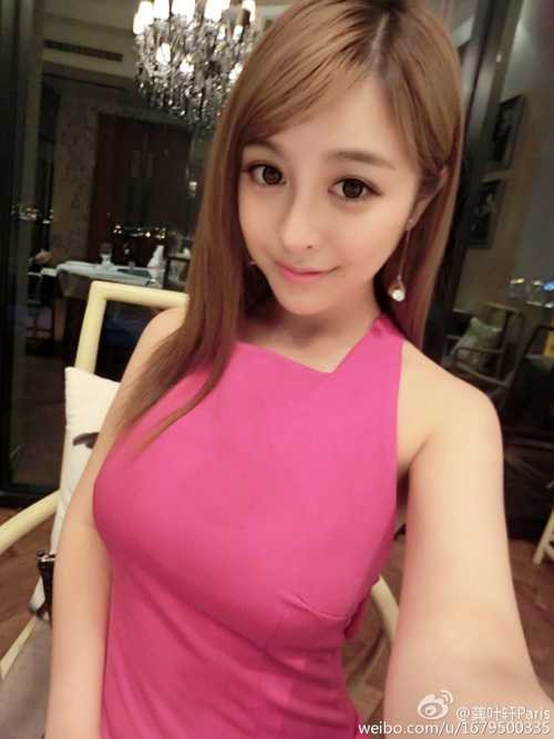 Cô gái trẻ cũng rất quan tâm đến các môn thể thao và đặc biệt yêu thích chàng hot boy bơi lội điển trai được mệnh danh là “kình ngư châu Á” Ninh Trạch Đào. 