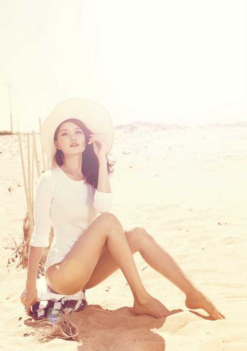 Mỹ nhân sinh năm 1991 tự tin khoe vóc dáng gợi cảm, đôi chân thon dài quyến rũ trong bộ cánh body suit ôm sát.