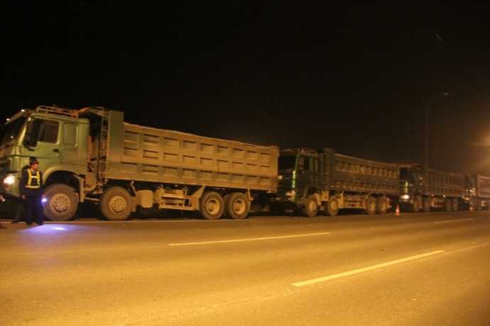 5 chiếc xe hổ vồ vi phạm tải trọng, kích thước thành thùng xe bị bắt giữ ngay trong đêm trên Đại lộ Thăng Long.